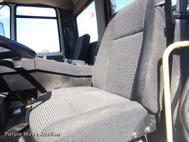 image for item DK3044 2001 Elgin SC8000 Whirlwind  street sweeper truck