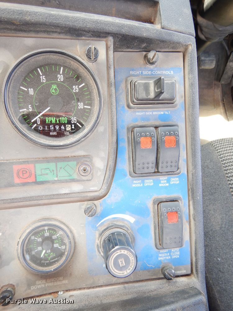 image for item DK3044 2001 Elgin SC8000 Whirlwind  street sweeper truck