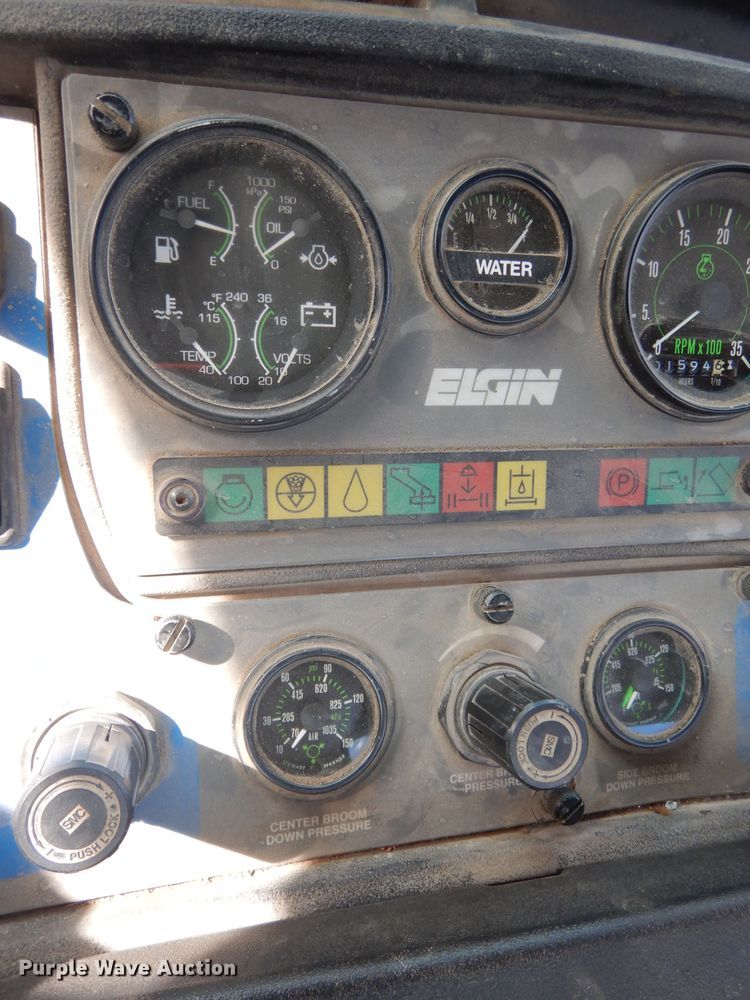 image for item DK3044 2001 Elgin SC8000 Whirlwind  street sweeper truck