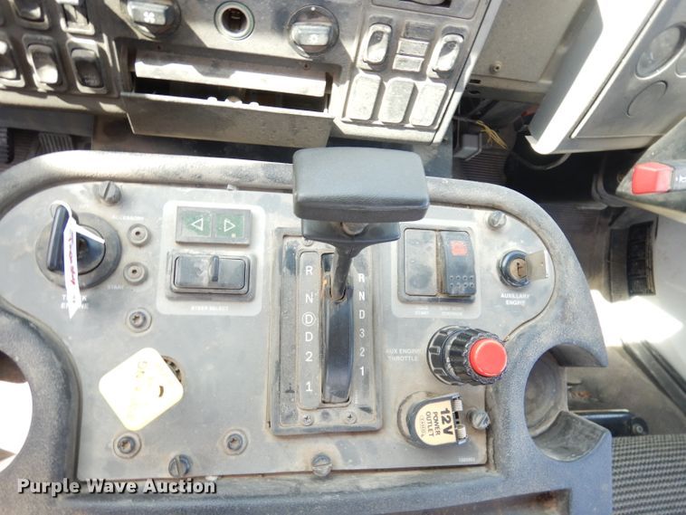 image for item DK3044 2001 Elgin SC8000 Whirlwind  street sweeper truck