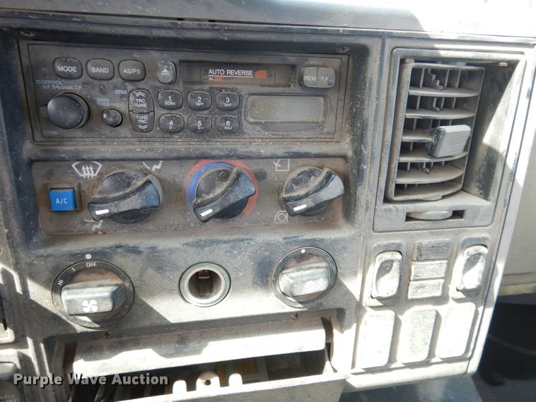 image for item DK3044 2001 Elgin SC8000 Whirlwind  street sweeper truck