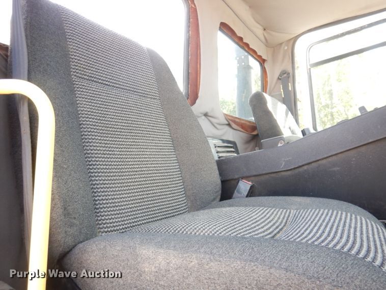 image for item DK3044 2001 Elgin SC8000 Whirlwind  street sweeper truck