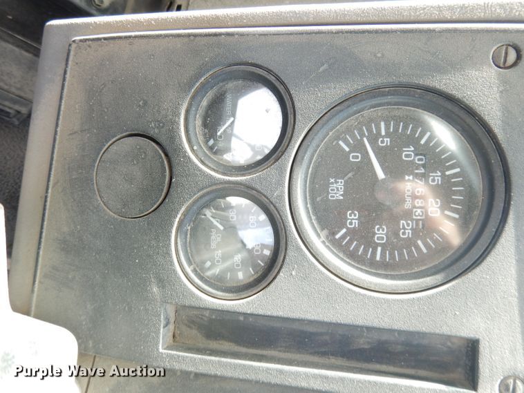 image for item DK3044 2001 Elgin SC8000 Whirlwind  street sweeper truck