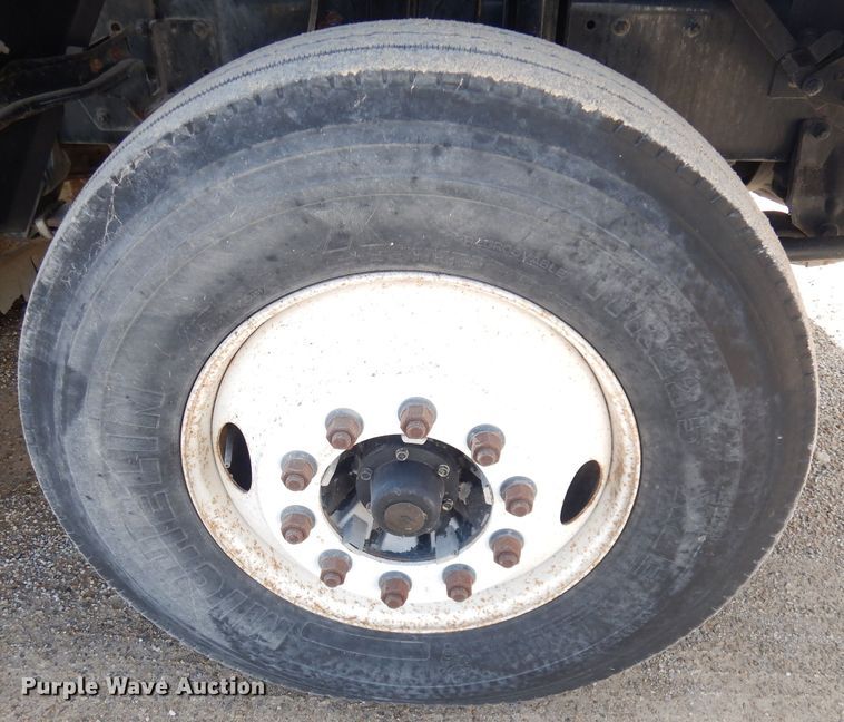 image for item DK3044 2001 Elgin SC8000 Whirlwind  street sweeper truck