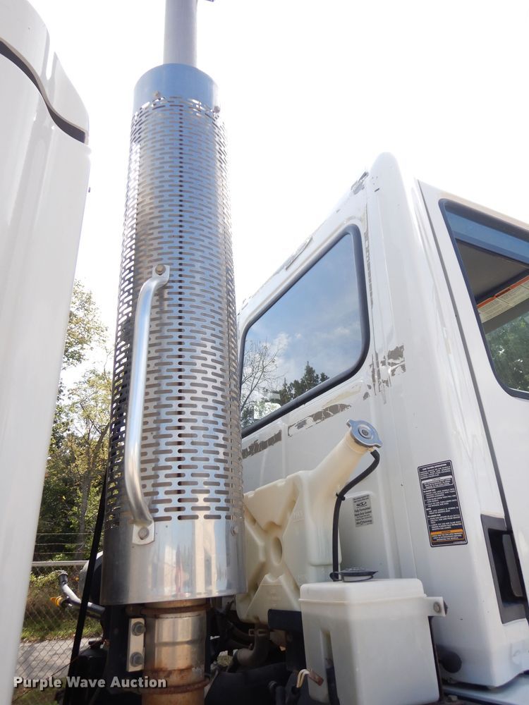 image for item DK3044 2001 Elgin SC8000 Whirlwind  street sweeper truck