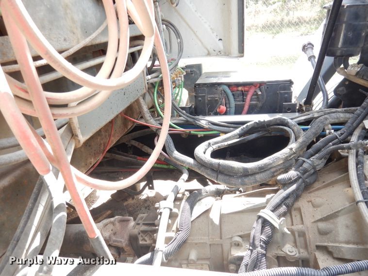 image for item DK3044 2001 Elgin SC8000 Whirlwind  street sweeper truck