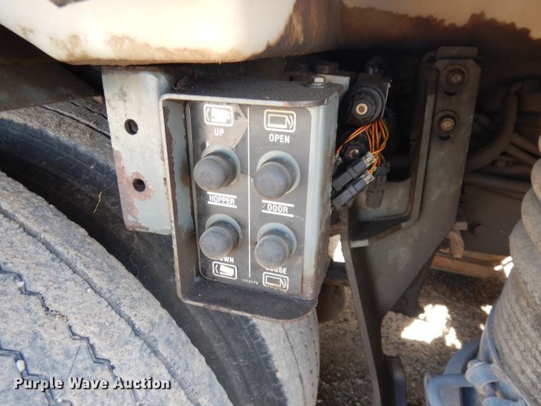 image for item DK3044 2001 Elgin SC8000 Whirlwind  street sweeper truck