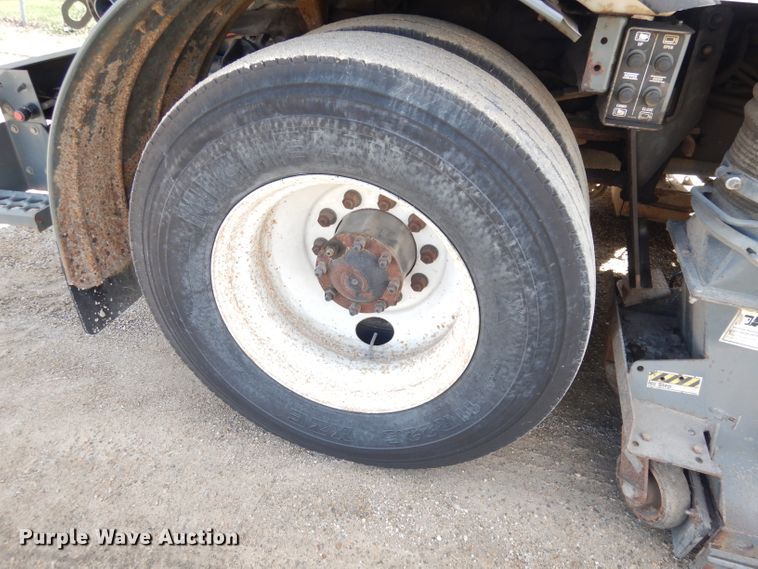 image for item DK3044 2001 Elgin SC8000 Whirlwind  street sweeper truck