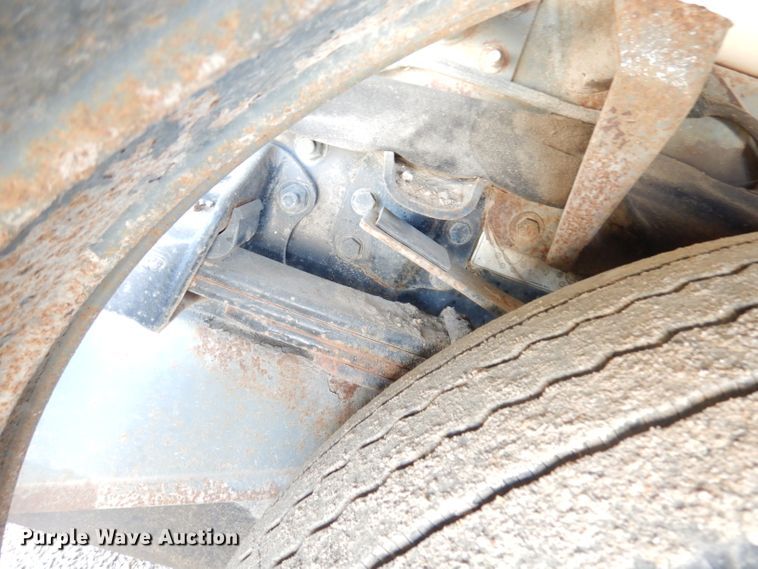 image for item DK3044 2001 Elgin SC8000 Whirlwind  street sweeper truck