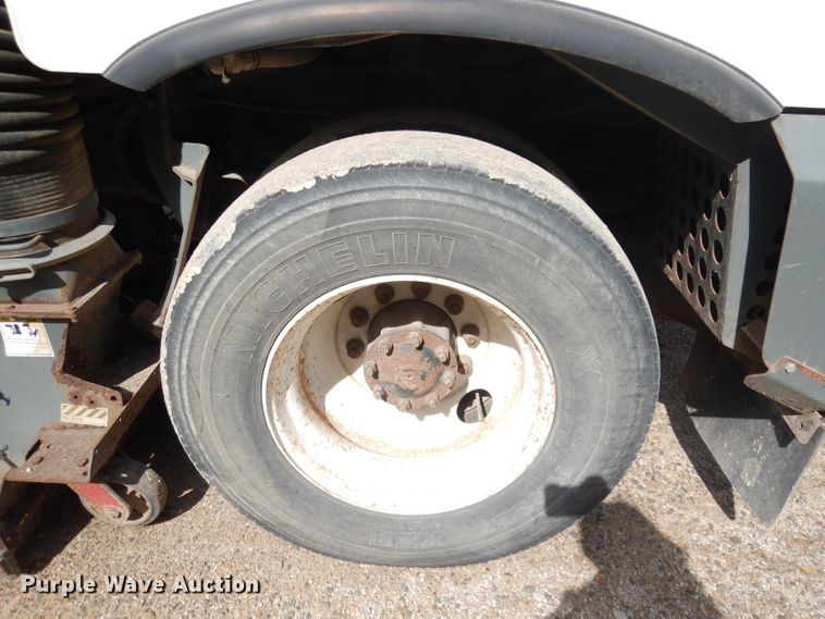 image for item DK3044 2001 Elgin SC8000 Whirlwind  street sweeper truck