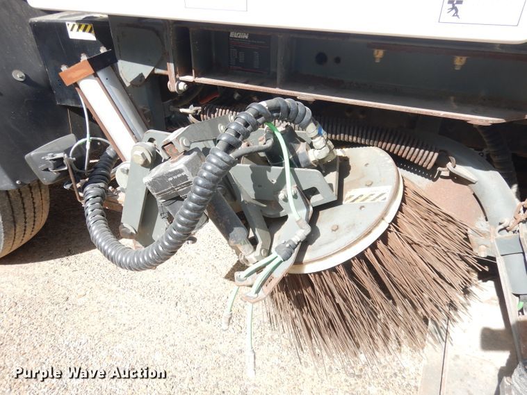 image for item DK3044 2001 Elgin SC8000 Whirlwind  street sweeper truck