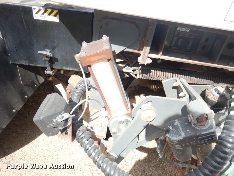 image for item DK3044 2001 Elgin SC8000 Whirlwind  street sweeper truck