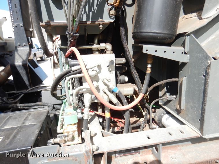 image for item DK3044 2001 Elgin SC8000 Whirlwind  street sweeper truck