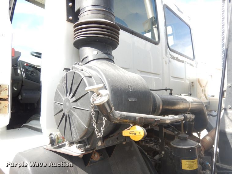 image for item DK3044 2001 Elgin SC8000 Whirlwind  street sweeper truck