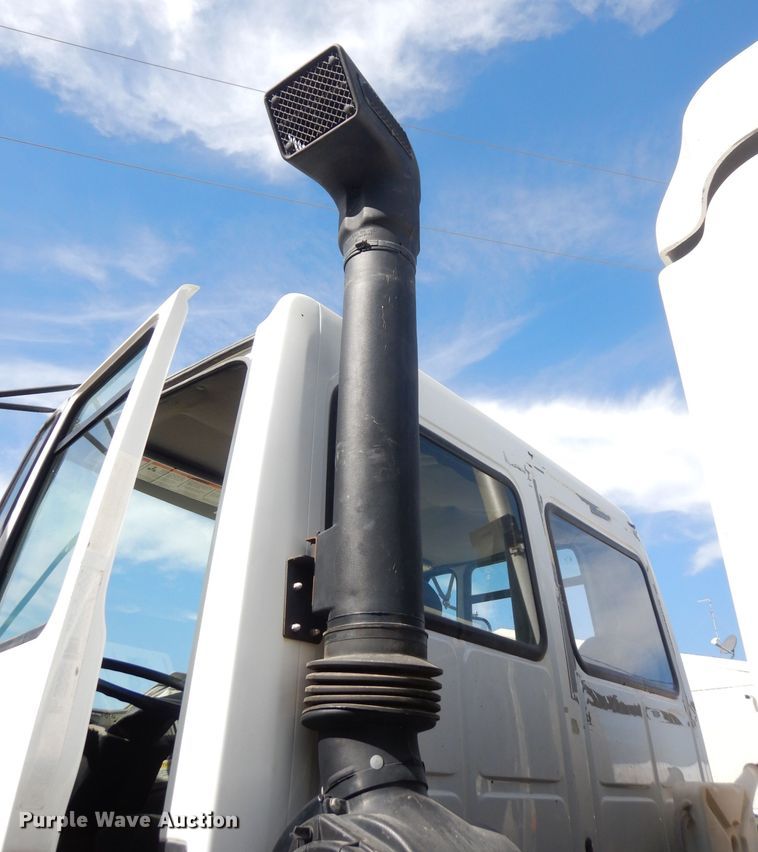 image for item DK3044 2001 Elgin SC8000 Whirlwind  street sweeper truck