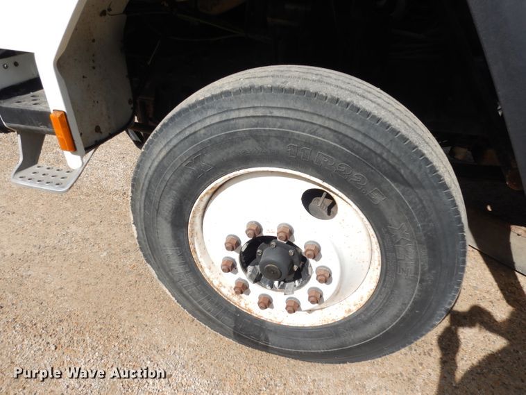 image for item DK3044 2001 Elgin SC8000 Whirlwind  street sweeper truck