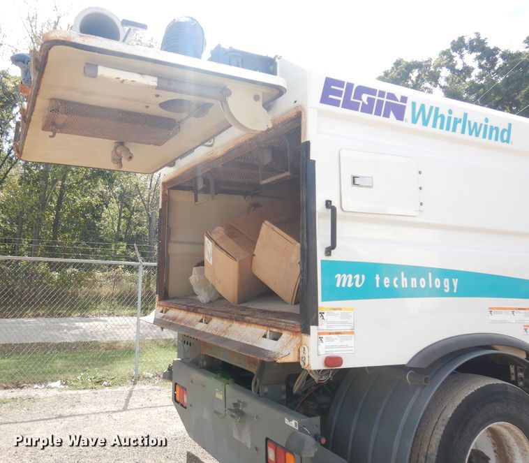 image for item DK3044 2001 Elgin SC8000 Whirlwind  street sweeper truck