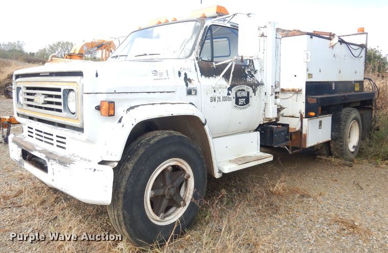 image for item DK3046 1990 Chevrolet C7500  pothole patch truck