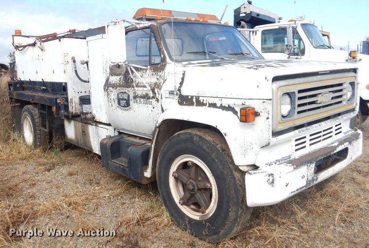 image for item DK3046 1990 Chevrolet C7500  pothole patch truck