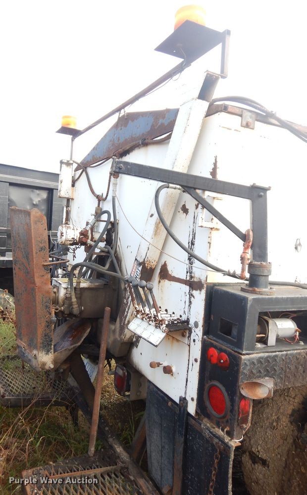 image for item DK3046 1990 Chevrolet C7500  pothole patch truck