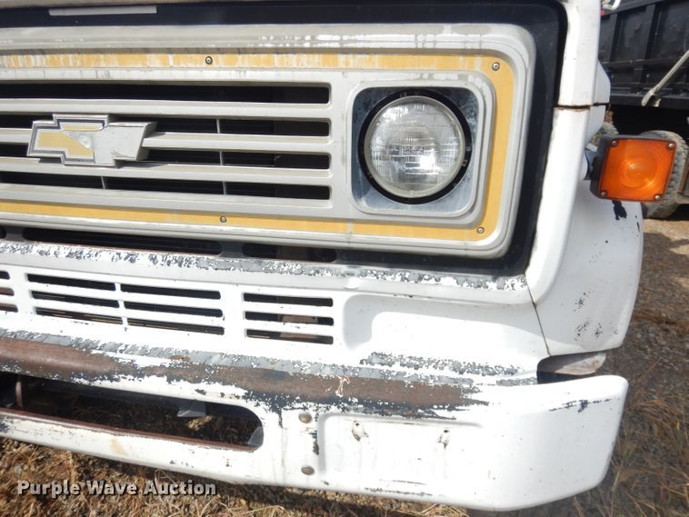 image for item DK3046 1990 Chevrolet C7500  pothole patch truck