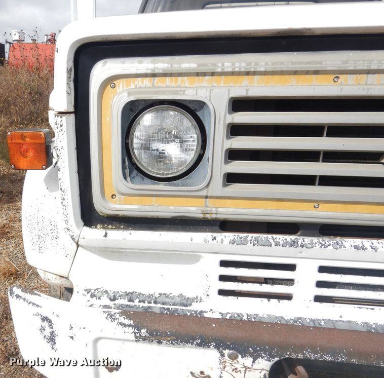 image for item DK3046 1990 Chevrolet C7500  pothole patch truck