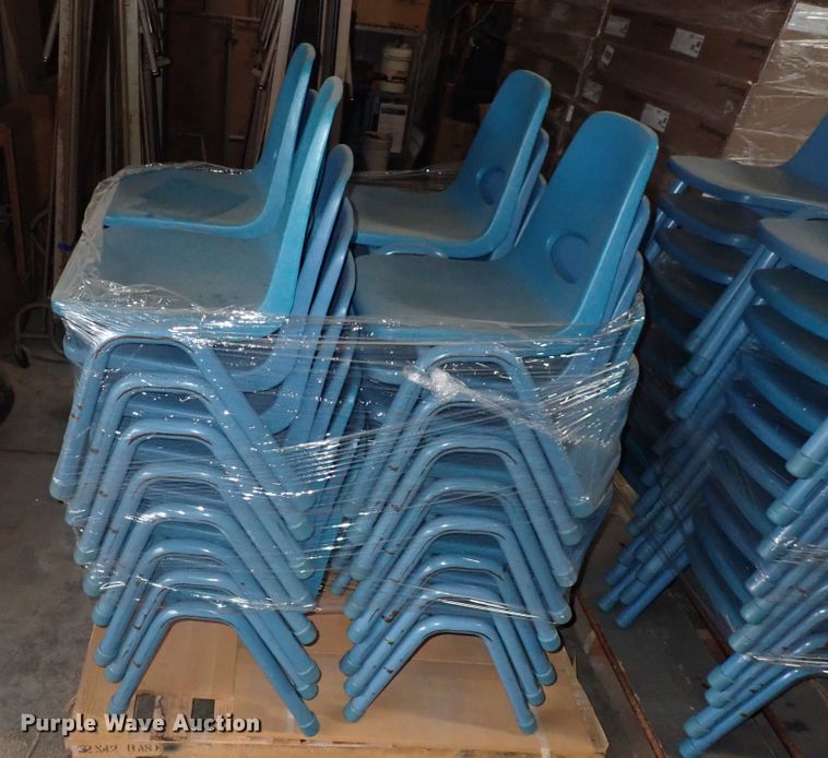 image for item IB9101 Approximately 110 plastic chairs