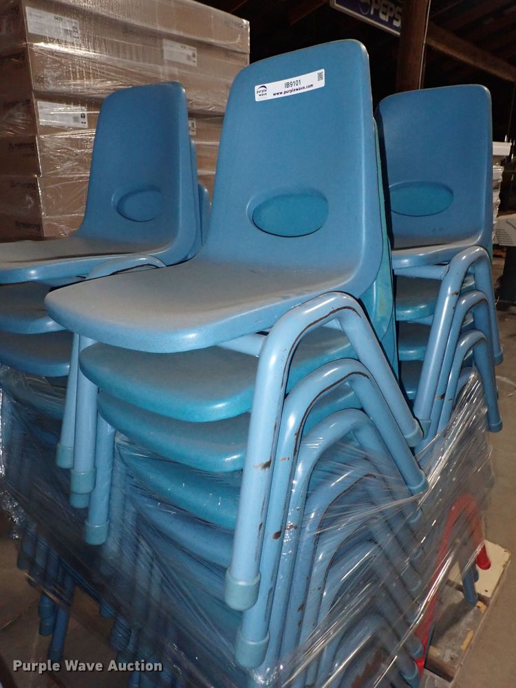 image for item IB9101 Approximately 110 plastic chairs