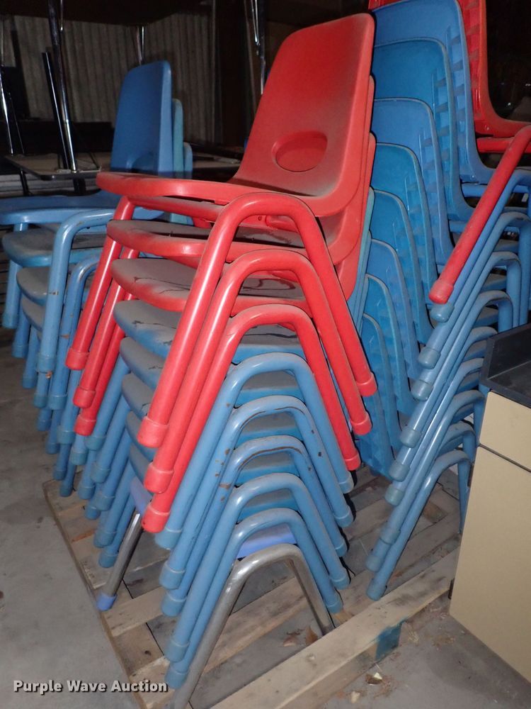 image for item IB9101 Approximately 110 plastic chairs
