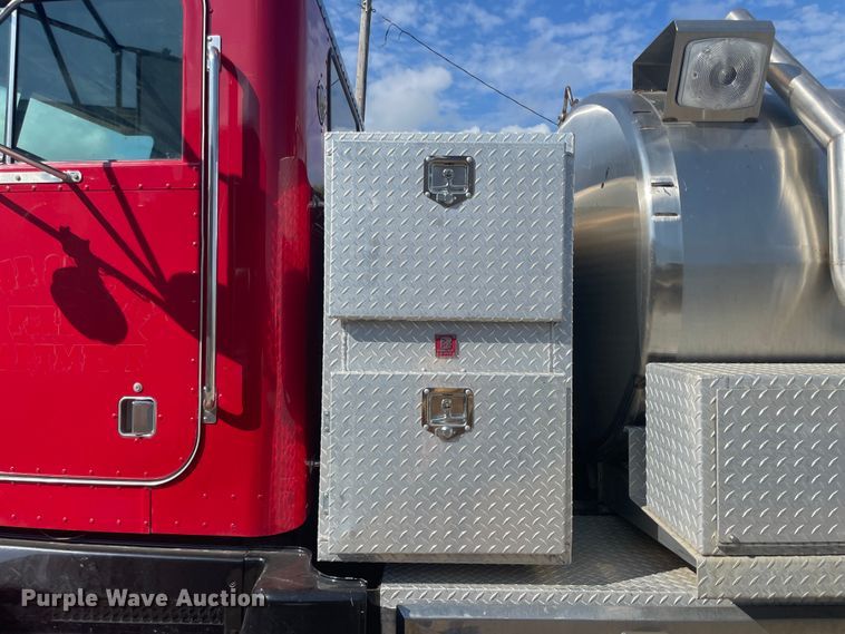 image for item JQ9448 1988 Peterbilt 377  water truck