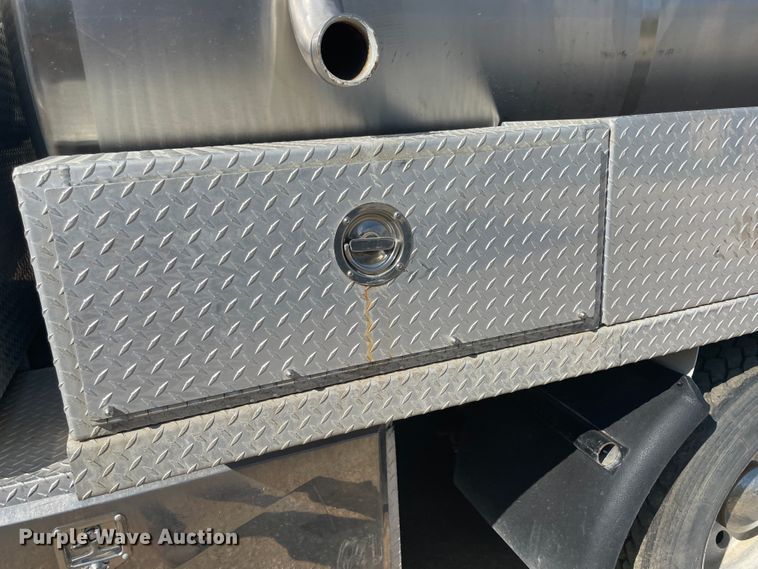 image for item JQ9448 1988 Peterbilt 377  water truck