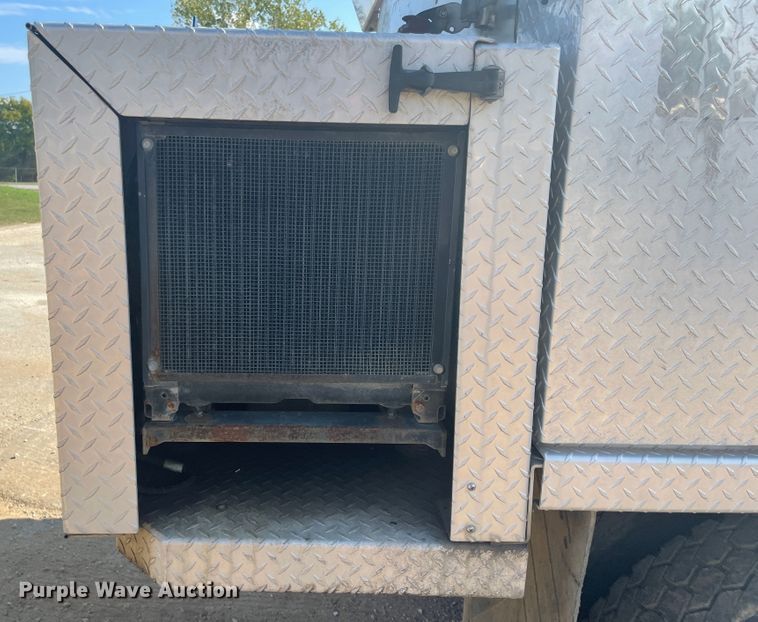 image for item JQ9448 1988 Peterbilt 377  water truck