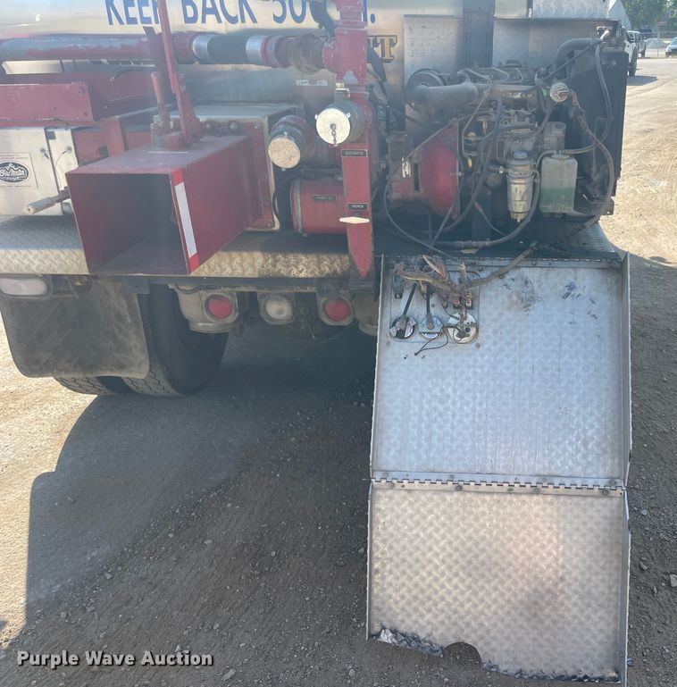 image for item JQ9448 1988 Peterbilt 377  water truck