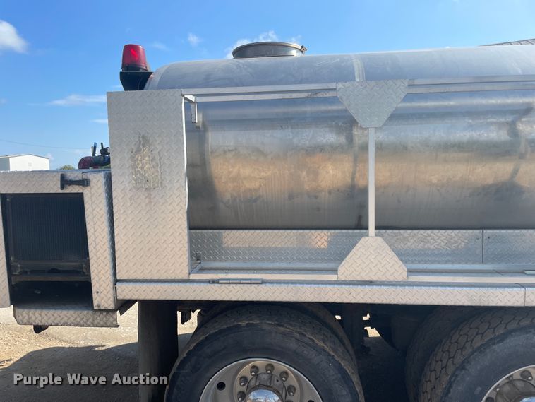 image for item JQ9448 1988 Peterbilt 377  water truck