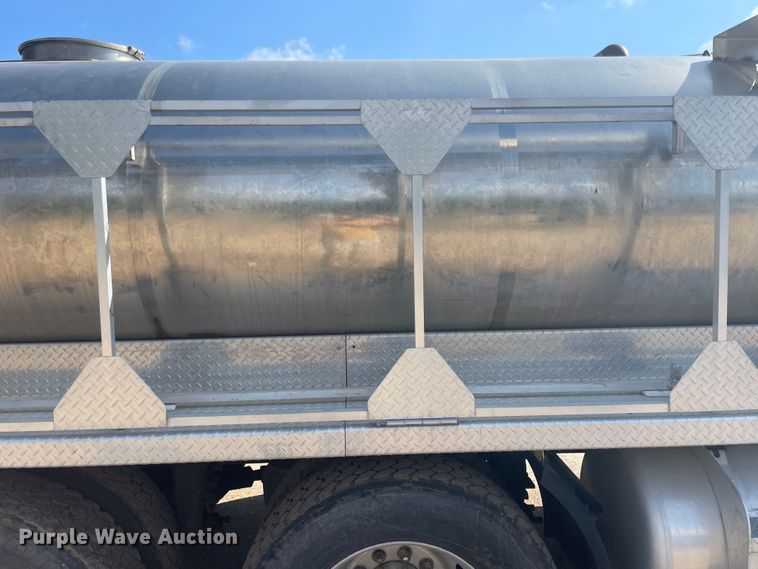 image for item JQ9448 1988 Peterbilt 377  water truck