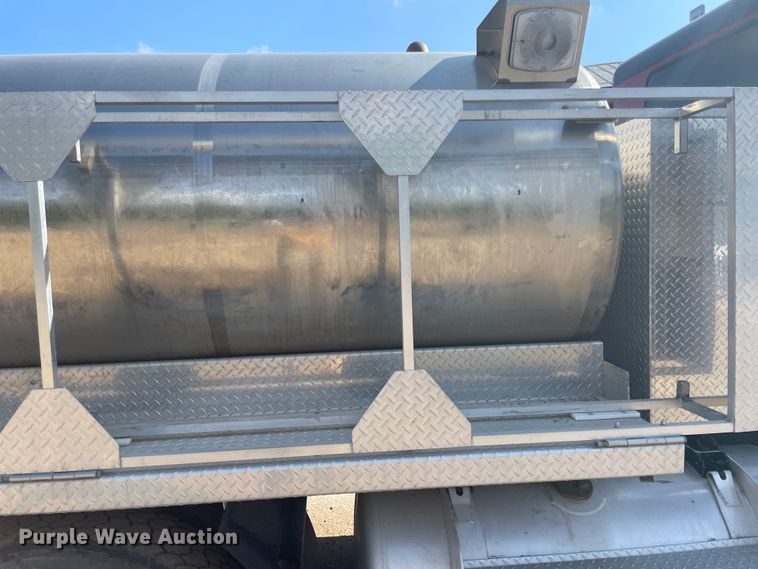 image for item JQ9448 1988 Peterbilt 377  water truck