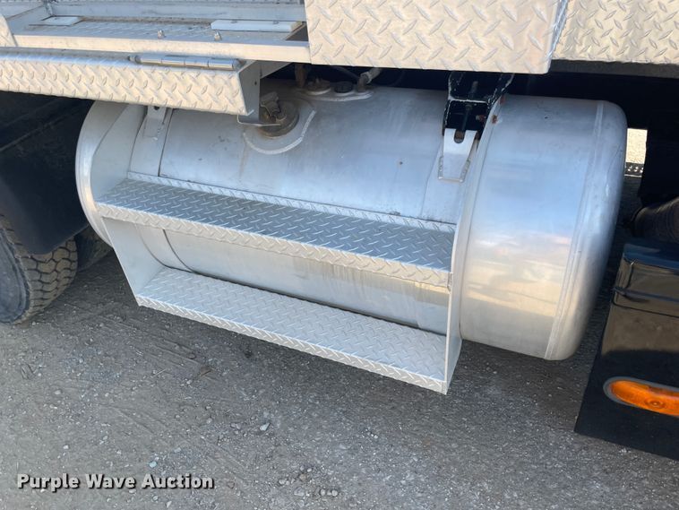 image for item JQ9448 1988 Peterbilt 377  water truck