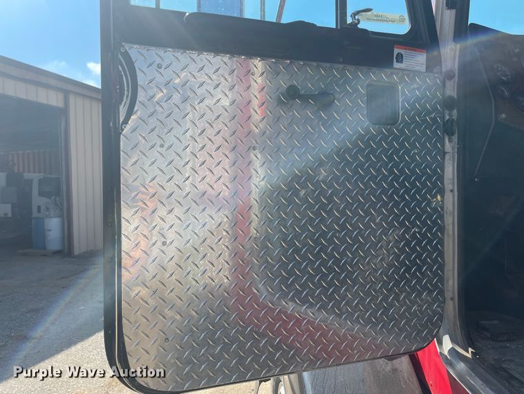 image for item JQ9448 1988 Peterbilt 377  water truck