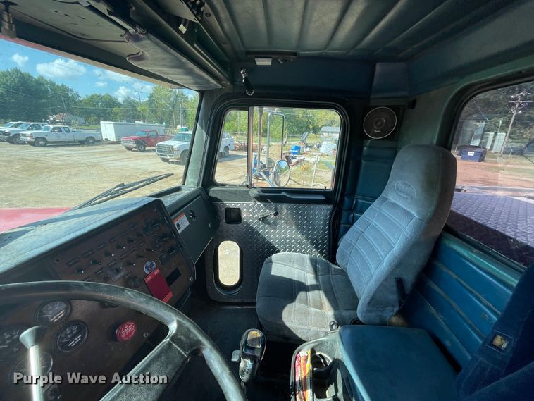 image for item JQ9448 1988 Peterbilt 377  water truck