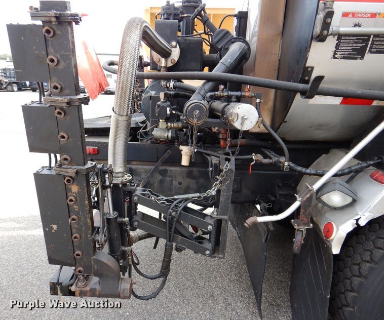 image for item KA9443 2000 Sterling L8511  oil distributor truck