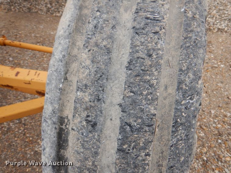 image for item KA9516 1962 Caterpillar 12E  rigid frame motor grader