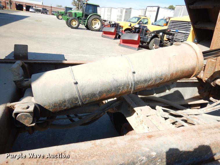 image for item KP9776 1995 International 4700  dump truck