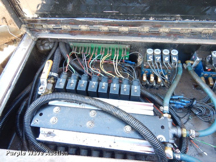 image for item KP9833 2001 Rosco Maximizer  oil distributor bed