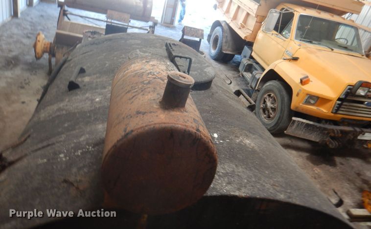 image for item KX9246 Oil distributor trailer