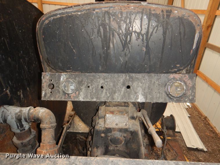 image for item KX9246 Oil distributor trailer