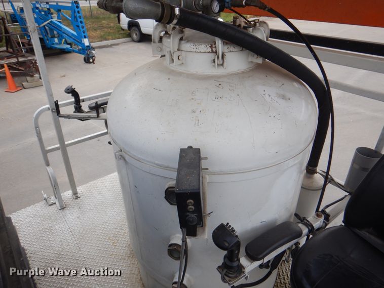 image for item KX9275 2004 GMC W5500  paint striper truck