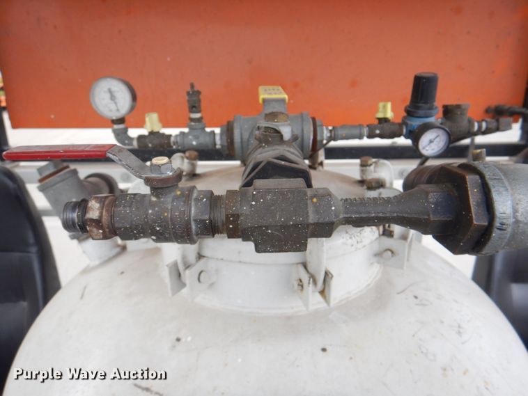 image for item KX9275 2004 GMC W5500  paint striper truck