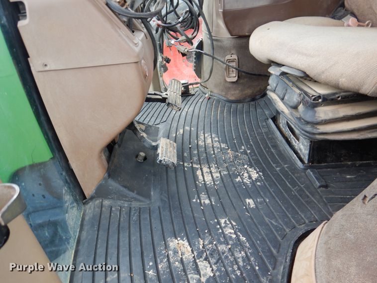 image for item DJ7410 2004 John Deere 8520  MFWD tractor