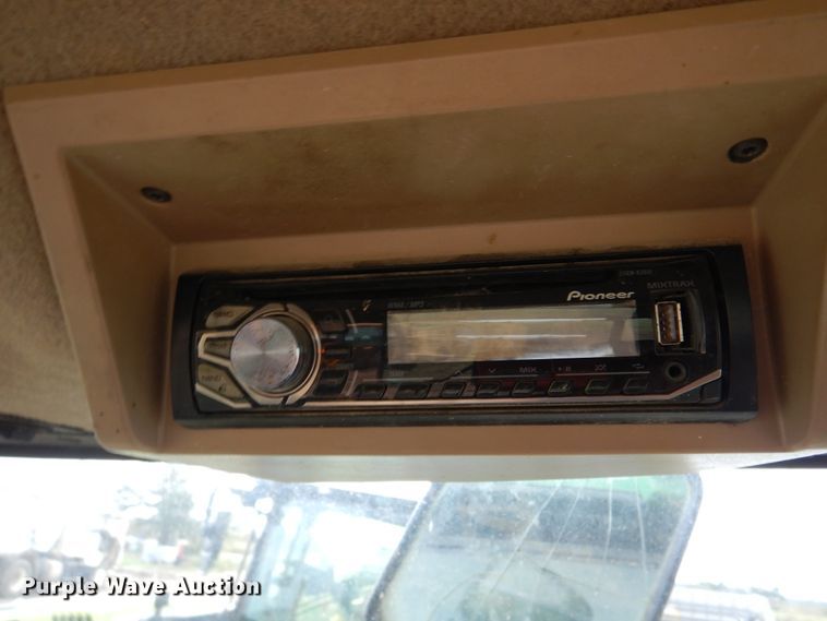 image for item DJ7410 2004 John Deere 8520  MFWD tractor