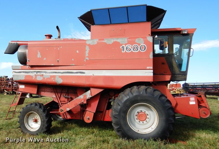image for item DM5168 1988 Case IH 1680  combine